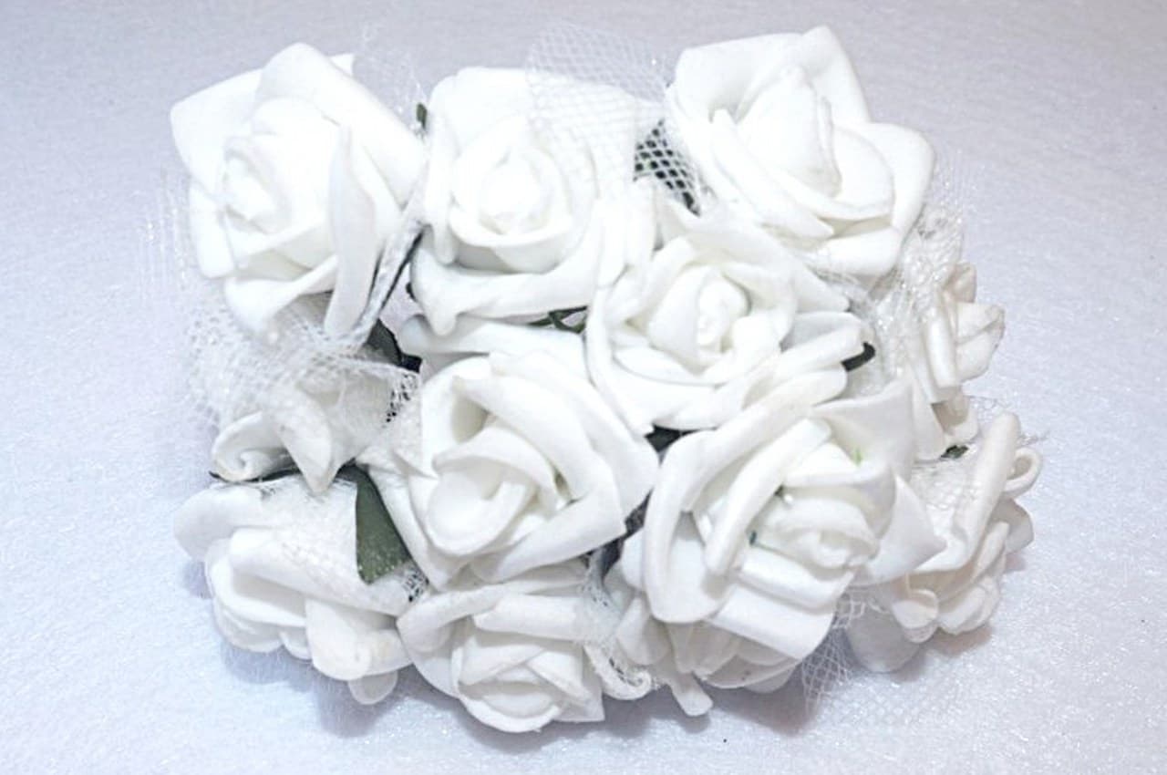 Róże piankowe z tiulem na drucie, 2,5cm/12, białe