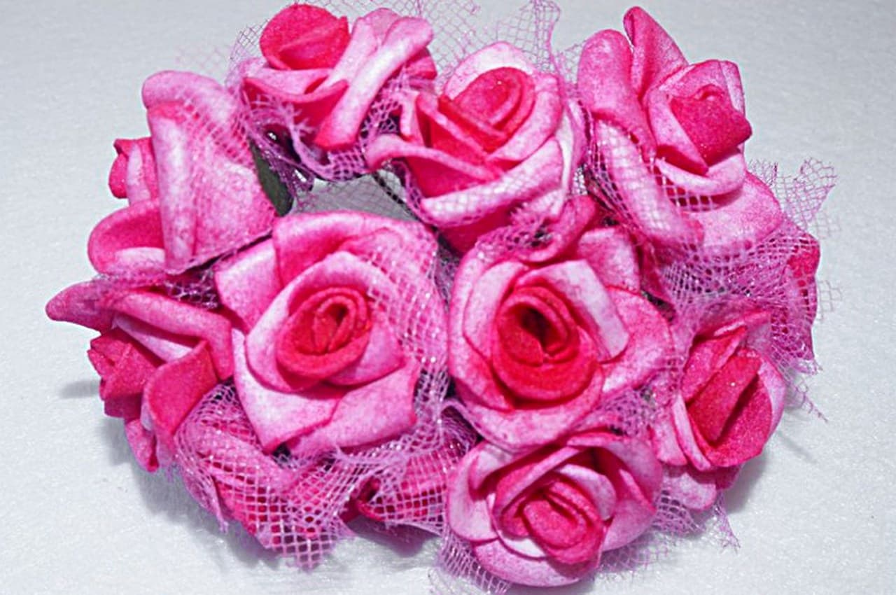 Róże piankowe z tiulem na drucie, 2,5cm/12 amarant