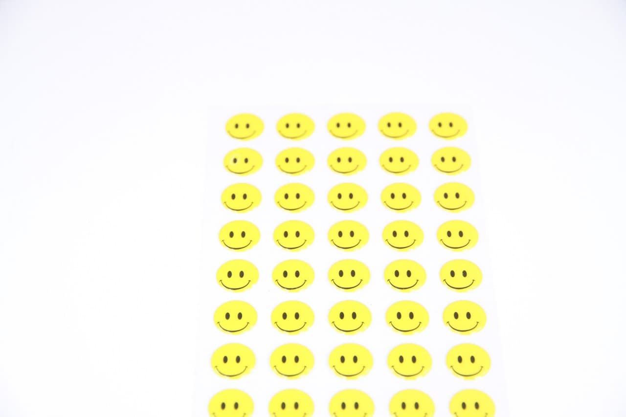 Samoprzylepne buźki uśmiechy śr.10mm/66szt. 