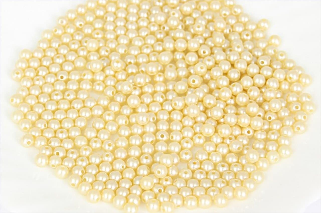 Koraliki (perełki) z dziurką, śr. 8mm kremowe