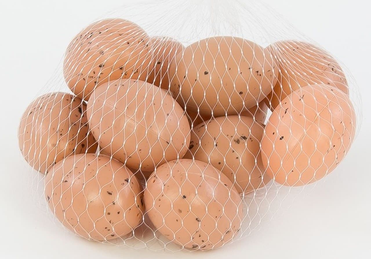 Jaja plastikowe naturalne w siatce 5cm/12sztuk.