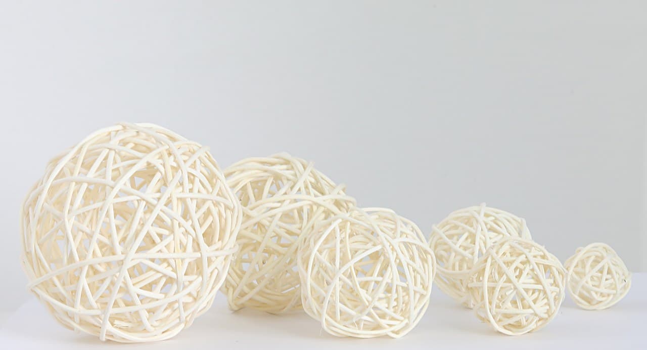 Pleciona Kula rattanowa śr. 4cm, wybielana