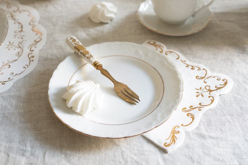 Serwetki z falbanką-złoty ornament, 33x33cm, białe