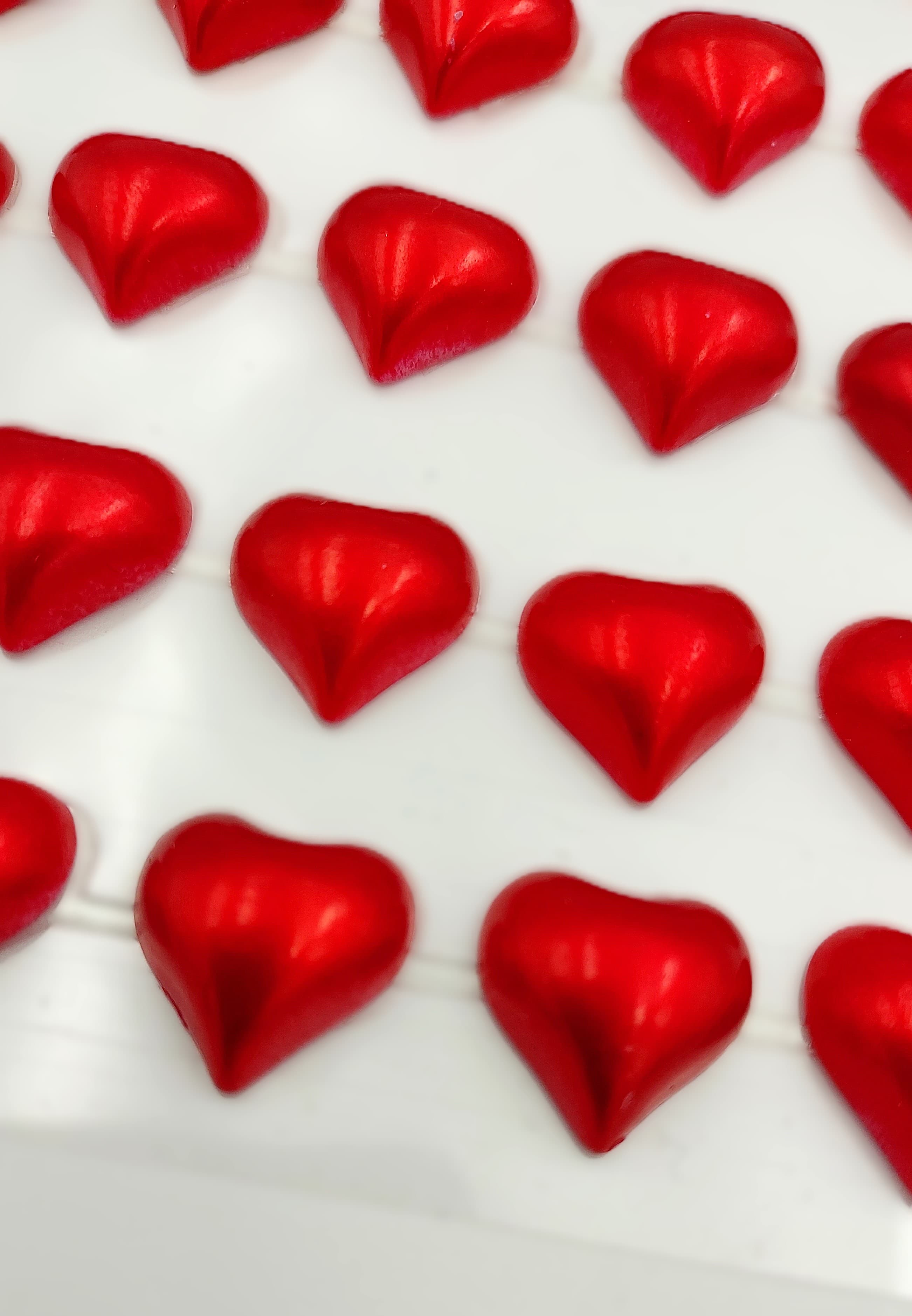 Dżety samoprzylepne perłowe czerwone serca 15mm/35