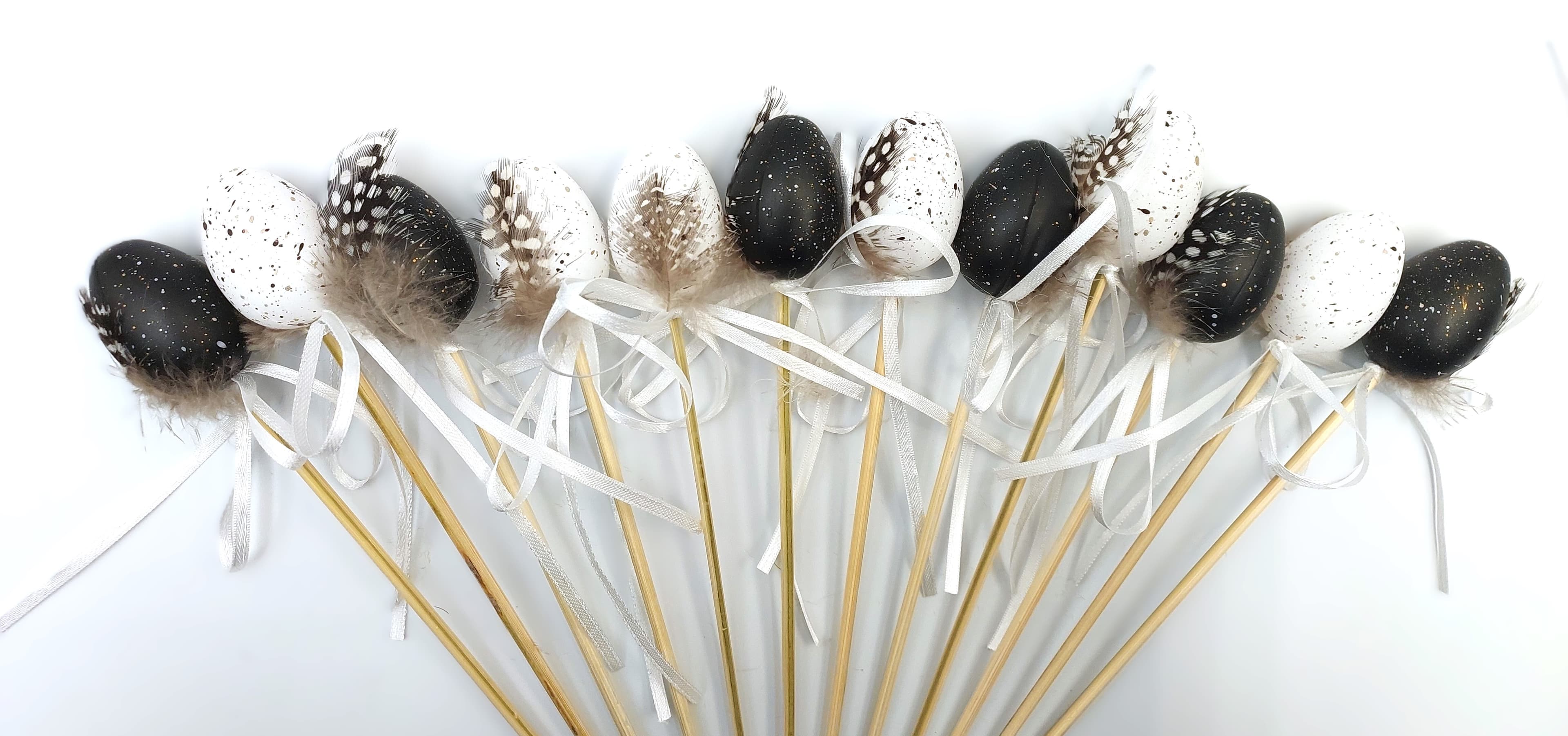 Jajko plastikowe na piku czarno-białe z piórkiem